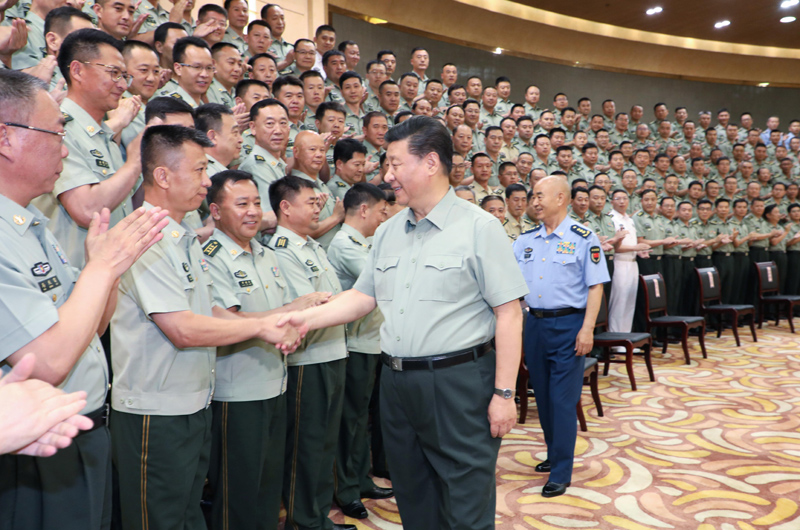 7月15日至16日，中共中央總書記、國(guó)家主席、中央軍委主席習(xí)近平在內(nèi)蒙古考察并指導(dǎo)開展“不忘初心、牢記使命”主題教育。這是16日上午，習(xí)近平在呼和浩特親切接見駐內(nèi)蒙古部隊(duì)副師職以上領(lǐng)導(dǎo)干部和團(tuán)級(jí)單位主官，代表黨中央和中央軍委向駐內(nèi)蒙古部隊(duì)全體官兵致以誠(chéng)摯問候。